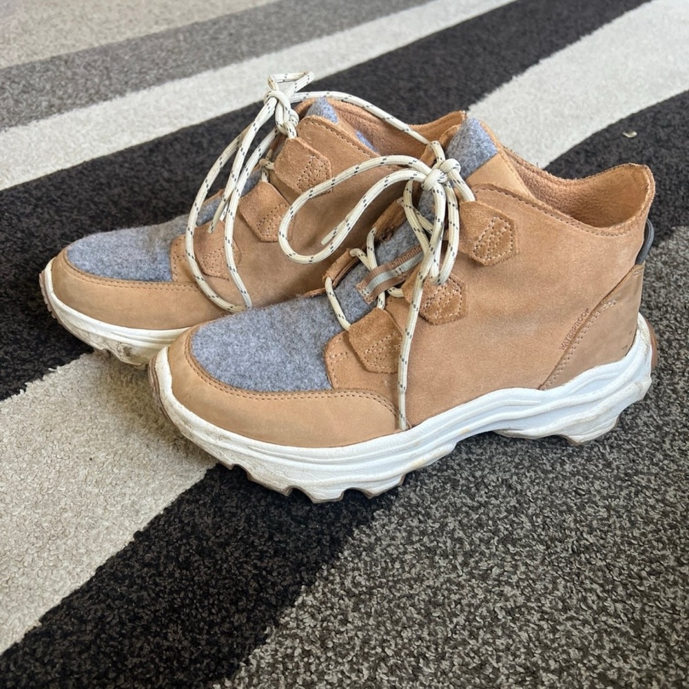 Sorel Women’s Kinetic Breakthrough boots Size 8